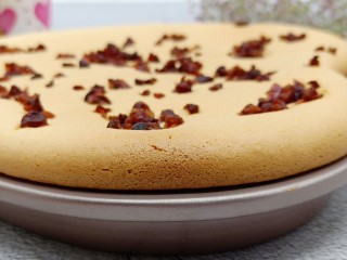 9、蔓越莓戚风蛋糕 酸甜绵柔,烤好的蔓越莓戚风蛋糕记得震一下,马上倒扣防止坍塌,凉透了轻轻一晃就出来了,脱模非常地方便,这样做好的蛋糕整体比较软绵的 入口即化的,喜欢厚实的口感的,可以低粉多加一点。蔓越莓戚风蛋糕 酸甜绵柔