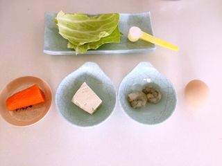 1、蔬菜豆腐虾泥糕,准备食材，鲜虾去壳剔除虾线。