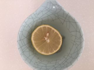 3、蔬菜豆腐虾泥糕,虾泥盖柠檬片，腌制15分钟。