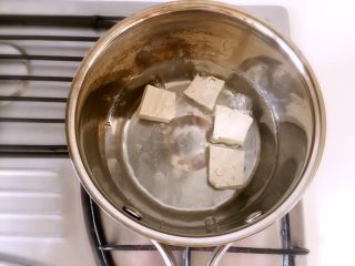 4、蔬菜豆腐虾泥糕,豆腐切块放入开水锅中，掉水2分钟去腥。