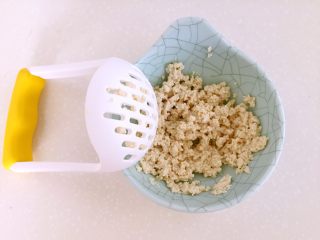 5、蔬菜豆腐虾泥糕,捞出豆腐块，像这样压碎，放凉后备用。