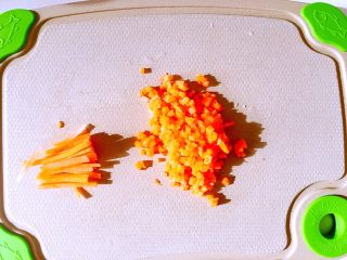 6、蔬菜豆腐虾泥糕,胡萝卜切碎丁备用。