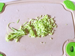 7、蔬菜豆腐虾泥糕,牛心菜切碎丁备用。