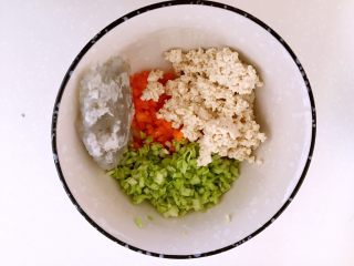 8、蔬菜豆腐虾泥糕,找一只碗，打入鸡蛋放入虾泥、胡萝卜、菜碎、豆腐。