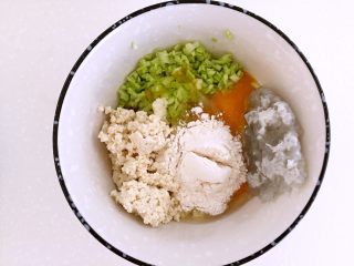 9、蔬菜豆腐虾泥糕,最后加入5克面粉。