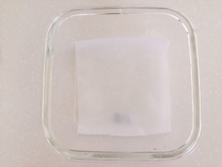 11、蔬菜豆腐虾泥糕,准备耐高温玻璃容器，铺上硅油纸。或者刷一层油也可以。