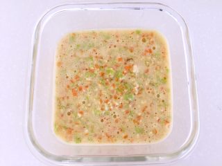 12、蔬菜豆腐虾泥糕,将虾泥倒入容器，摇一摇震出气泡。放入锅中，大火蒸15-20分钟。注意容器盖上盖子，防止蒸汽回流影响成型。