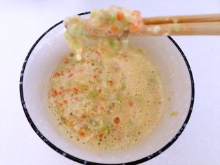 10、蔬菜豆腐虾泥糕,搅拌均匀，像这样不易滑落状态。