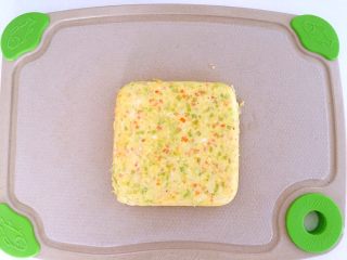 13、蔬菜豆腐虾泥糕,蒸好后，倒扣脱模撕去硅油纸，切成适合宝宝抓握的小块。（小心点，慢慢切，特别松软，容易碎。）