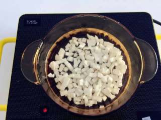 1、宝宝辅食：青菜芋艿羹—清香滑腻，可拌饭也可以直接喝哦！10M+,将芋头丁放入锅中，倒入冷水，大火煮开转小火，一直煮到软烂，用筷子轻轻一夹就会碎掉。