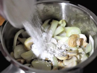 3、蘑菇浓汤,加入麵粉并继续拌炒,此时麵粉会黏附在食材上,开始与食材上的油脂结成块,炒到看不见白色粉末的状态就可以了