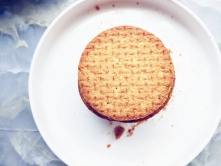 1、奶油木糠杯,准备好消化饼干