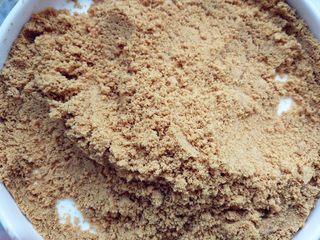 3、奶油木糠杯,也可以装入保鲜袋，用擀面杖碾碎，备用