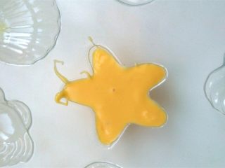 10、奶油木糠杯,微波炉小火融化的柠檬味巧克力倒入模具中，颠几下震出气泡，凝固后倒扣脱模