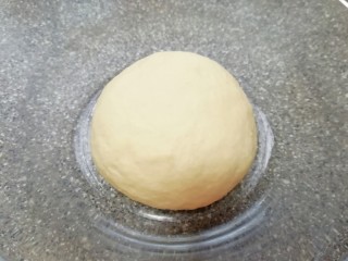 3、培根肉披萨,先用筷子挑拌成絮状，再揉成光滑的面团，盖上保鲜膜发酵至两倍大。