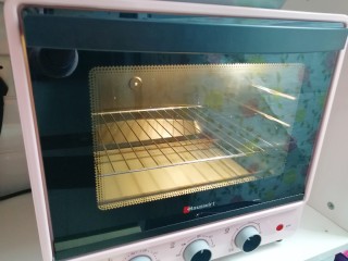 8、培根肉披萨,烤箱上下管200度预热。