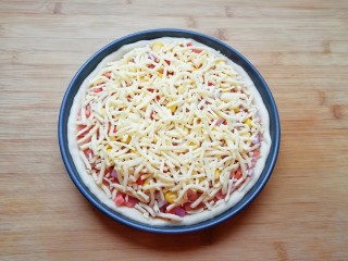 12、培根肉披萨,最后再撒上一层马苏里拉芝士。