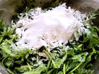3、粉蒸茼蒿,放入面粉轻轻搅拌使茼蒿都能均匀的裹上薄薄的面粉