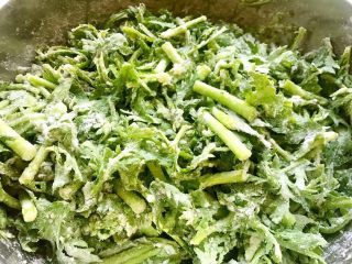 4、粉蒸茼蒿,裹好面粉的茼蒿看起来好美