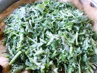 5、粉蒸茼蒿,蒸锅水开后放入茼蒿大火蒸4分钟