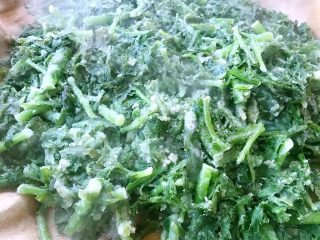 6、粉蒸茼蒿,蒸好的茼蒿散发着淡淡的清香味道