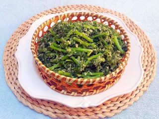 9、粉蒸茼蒿,清新美味的粉蒸茼蒿装入容器中