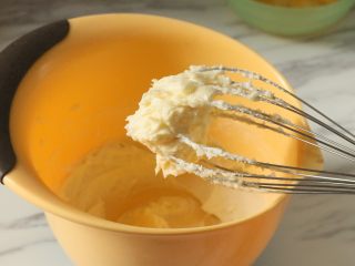 1、椰香戚风蛋糕,黄油软化后，用蛋抽搅拌至发白