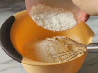 2、椰香戚风蛋糕,加入蛋液搅拌均匀，再加入椰蓉