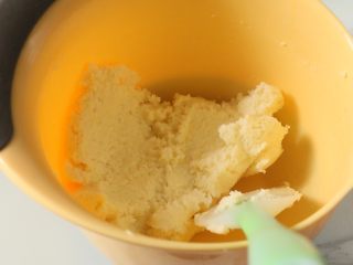 3、椰香戚风蛋糕,混合均匀后冷藏