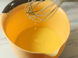5、椰香戚风蛋糕,用蛋抽搅拌至完全混合，蛋糊略显浓稠的状态