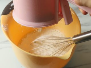 6、椰香戚风蛋糕,把面粉过筛进蛋黄糊里