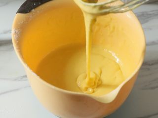 7、椰香戚风蛋糕,用蛋抽画Z字混合至无颗粒的面糊