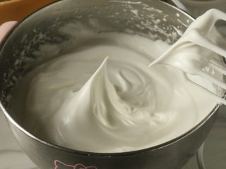 8、椰香戚风蛋糕,蛋清用打蛋器打发至粗泡后分三次加入细砂糖，打发至提起打蛋器能拉起挺立尖角的蛋白霜