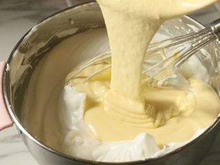 10、椰香戚风蛋糕,翻拌均匀后再倒回剩余的蛋白霜里，