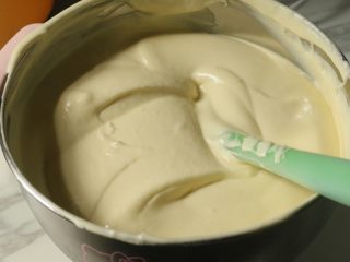 11、椰香戚风蛋糕,用刮刀翻拌混合均匀