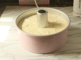 12、椰香戚风蛋糕,把蛋糕糊倒入学厨Kitty 八寸加高蛋糕模里，模具有中空底盘和平底盘，这里是用的中空底盘，