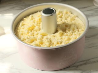 13、椰香戚风蛋糕,取出椰蓉剥碎块撒在蛋糕糊表面