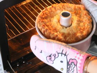 14、椰香戚风蛋糕,把模具送进提前预热好的烤箱180度烤45分钟左右