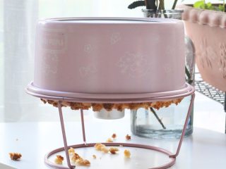 15、椰香戚风蛋糕,出炉后倒扣至完全冷却后轻压脱模