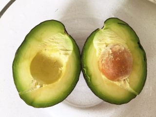 3、小熊牛油果三明治,牛油果对半切开