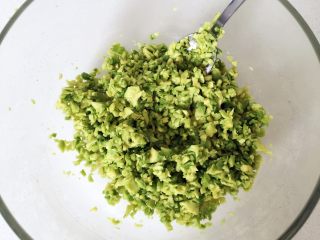 4、小熊牛油果三明治,去皮后用叉子捣成泥(小芽的牛油果太硬了,所以只能用搅拌器弄碎了)