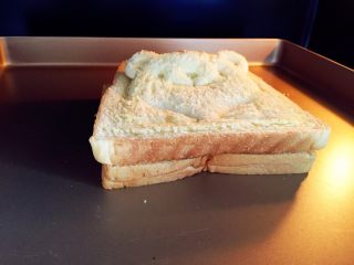 12、小熊牛油果三明治,把造型吐司放在上面,放入烤箱180度,上下火,中层5-8分钟,直至有点上色。