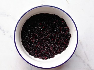 2、黑米蒸蛋糕,浸泡好的黑米沥干水分