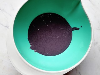 5、黑米蒸蛋糕,打成细腻的黑米糊