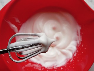 6、黑米蒸蛋糕,20g白糖分三次加入蛋清内。打发至硬性发泡（提起打蛋器有个小尖尖头）