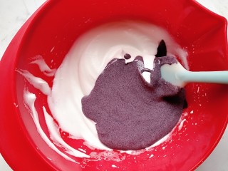 8、黑米蒸蛋糕,将翻拌均匀的黑米糊倒入剩余的蛋白糊内