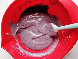 9、黑米蒸蛋糕,快速的翻拌均匀