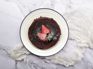 11、黑米蒸蛋糕,水开后放入蒸锅，大火蒸25分钟，关火后再焖5分钟再开盖，以免回缩