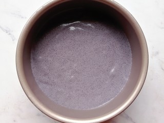 10、黑米蒸蛋糕,倒入6寸的模具内