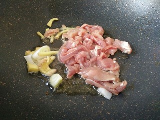 5、#猪年#莲藕炒肉,锅里油烧热，放入葱姜和肉片